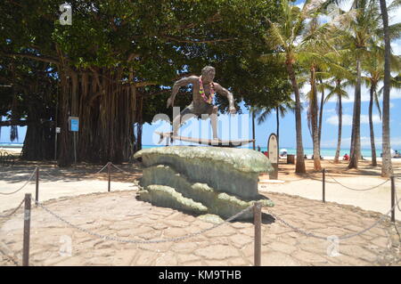 Statua di Duke Kahanamoku surf sulla spiaggia di Waikiki. Oahu, Hawaii, USA, EEUU. Foto Stock