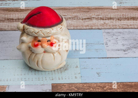 Natale e Anno Nuovo decorazioni. bellezza santa claus giocattolo di porcellana sul tavolo vintage Foto Stock