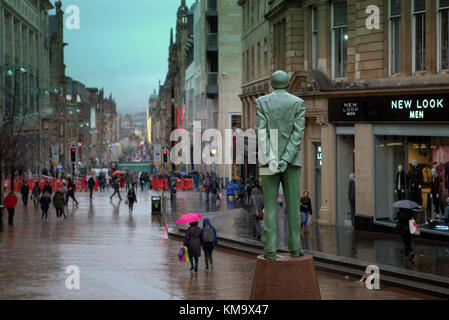Ombrello rosa Donald Dewar statua royal concert hall Buchanan Galleries lo stile di miglio Rainy day wet Sauchiehall Street, Glasgow, Regno Unito Foto Stock