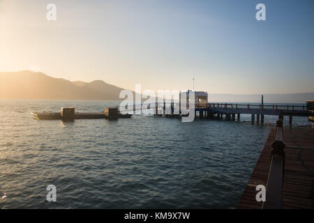 Vista al tramonto del ilhabela pier con Sao Sebastiao sullo sfondo - ilhabela, sao paulo, Brasile Foto Stock