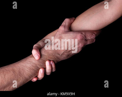 Donna salvataggio di salvataggio e aiuto all'uomo tenendo premuto o la presa femmina dell'avambraccio del braccio e della mano tirando verso l'alto maschio. concetto di amore di salvataggio supporto amicizia Foto Stock