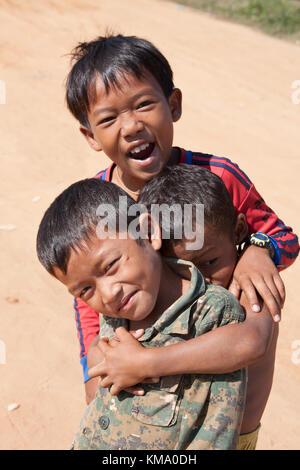 Tre ragazzi timidi, Phumi Kouk Pouth sul Tonlé Sap Lago, Puok, Siem Reap, Cambogia Foto Stock