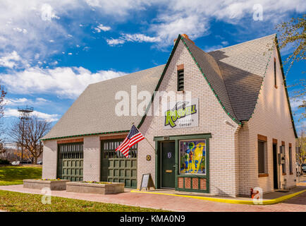 Il Roswell Visitors Welcome Center, aperto nel Novembre 2017, si trova in una stazione di servizio Conoco degli anni '20 rinnovata a Roswell, New Mexico, USA Foto Stock