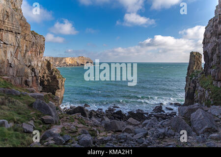 Vista da Saint Govan cappella del verso Saint Govan's Head, vicino Bosherston, Pembrokeshire, Wales, Regno Unito Foto Stock