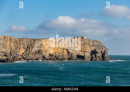 Vista da Saint Govan cappella del verso Saint Govan's Head, Pembrokeshire, Wales, Regno Unito Foto Stock