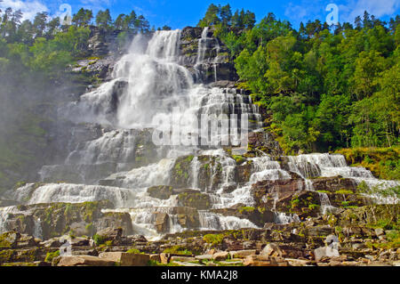 La cascata tvindefossen vicino a Voss, Norvegia Foto Stock