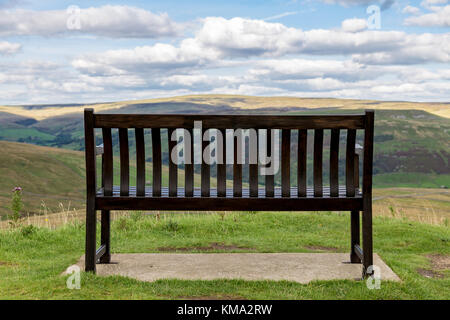 Panca con vista sulle valli dello Yorkshire, vicino Thwaite, North Yorkshire, Regno Unito Foto Stock