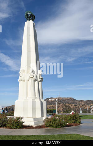 Los Angeles - 24 novembre 2017: gli astronomi monumento all'Osservatorio Griffith, con l'Insegna di Hollywood in background. Foto Stock