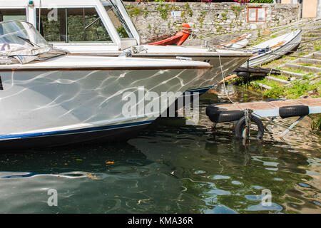 Bellagio città sul lago di Como, Italia. Regione Lombardia. Barche e yacht parcheggiato nel vano di aggancio. Foto Stock