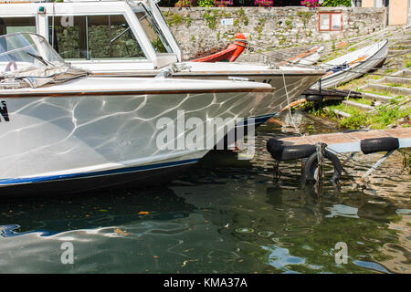 Bellagio città sul lago di Como, Italia. Regione Lombardia. Barche e yacht parcheggiato nel vano di aggancio. Foto Stock