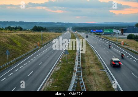 Rudno, Polonia - agosto 13, 2017: traffico stradale sull'autostrada A4 in Polonia. Foto Stock