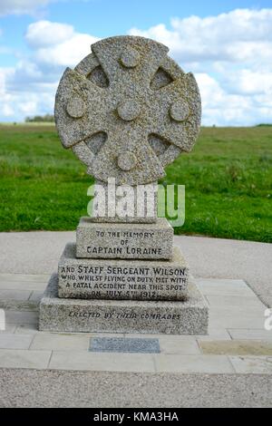 Airman Cross a Stonehenge, segna il punto in cui nel 1912 due aviatori sono stati uccisi, Stonehenge, Wiltshire, Regno Unito Foto Stock