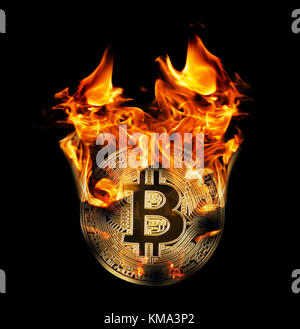 Bruciare nel fuoco golden bitcoin Foto Stock