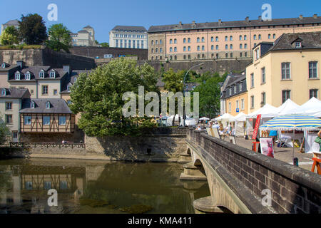 Mostra d'arte su Ulrichs ponte sul fiume Alzette, città bassa, Grund, città di Lussemburgo, Lussemburgo, Europa Foto Stock