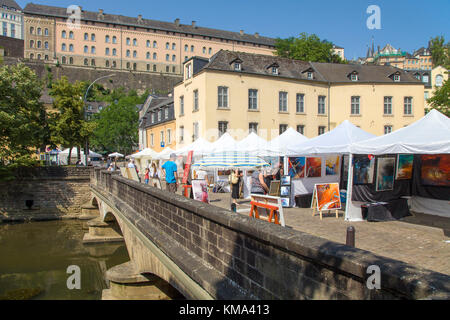 Mostra d'arte su Ulrichs ponte sul fiume Alzette, città bassa, Grund, città di Lussemburgo, Lussemburgo, Europa Foto Stock