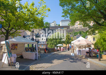 Mostra d'arte su Ulrichs ponte sul fiume Alzette, città bassa, Grund, città di Lussemburgo, Lussemburgo, Europa Foto Stock