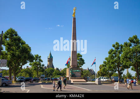 Obelisco di pietra con golden donna, Gelle Fra, memorial a Place de la Constitution, Città di Lussemburgo, Lussemburgo, Europa Foto Stock