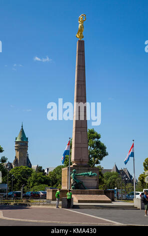 Obelisco di pietra con golden donna, Gelle Fra, memorial a Place de la Constitution, Città di Lussemburgo, Lussemburgo, Europa Foto Stock