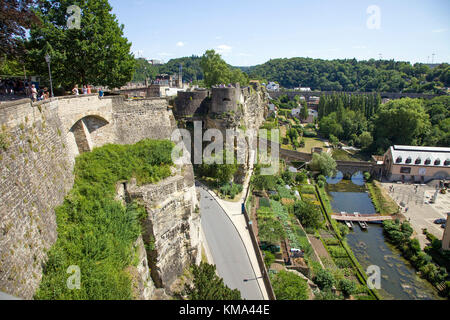 Vista sulla città bassa con Alzette river, Grund, città di Lussemburgo, Lussemburgo, Europa Foto Stock