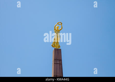 Obelisco di pietra con golden donna, Gelle Fra, memorial a Place de la Constitution, Città di Lussemburgo, Lussemburgo, Europa Foto Stock