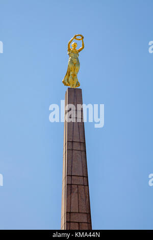 Obelisco di pietra con golden donna, Gelle Fra, memorial a Place de la Constitution, Città di Lussemburgo, Lussemburgo, Europa Foto Stock