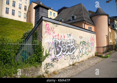 Graffiti a un murale, città alta, città di Lussemburgo, Lussemburgo, Europa Foto Stock