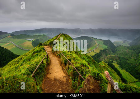 Incredibile paesaggio delle Azzorre. Vista panoramica del lago di Sete Cidades, Azzorre, Portogallo. Punto di vista Vista do Rei a Sao Miguel. Foto Stock