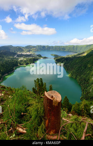 Incredibile paesaggio delle Azzorre. vista panoramica del lago di sete cidades, Azzorre, Portogallo. viewpoint vista do rei a Sao Miguel. Foto Stock