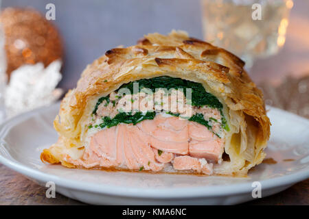 Salmone en crostino con spinaci e mousse di salmone Foto Stock