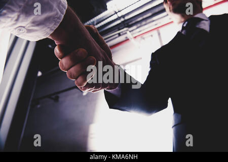 Handshaking persona business in ufficio. concetto di partnership e il lavoro di squadra Foto Stock