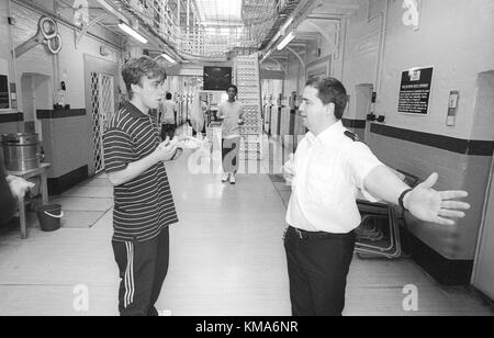 Funzionario delle carceri remonstrating con un detenuto in carcere ala, hmp winchester, Winchester, hampshire, Regno Unito. Il 10 maggio 2001. Foto Stock