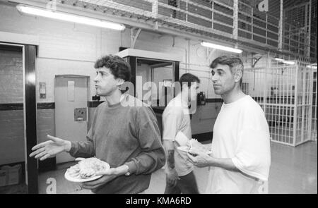 I detenuti in carcere ala con loro il pranzo hmp winchester, Winchester, hampshire, Regno Unito. Il 10 maggio 2001. Foto Stock