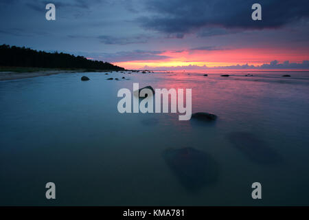 Mar baltico e pietre in Lahemaa National Park al tramonto. L'Estonia, l'Europa. Foto Stock