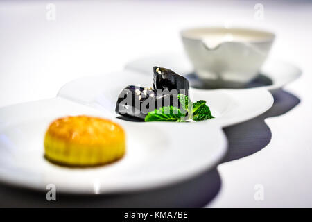 Combo dessert zuccherato crema di mandorle con bianco d'uovo zuccherato nero rotoli di sesamo crema cotta al forno sfogliatine con succo di cocco Foto Stock