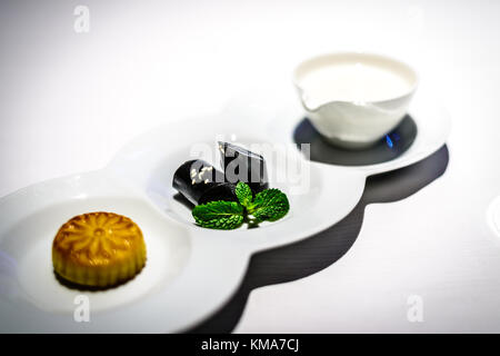 Combo dessert zuccherato crema di mandorle con bianco d'uovo zuccherato nero rotoli di sesamo crema cotta al forno sfogliatine con succo di cocco Foto Stock