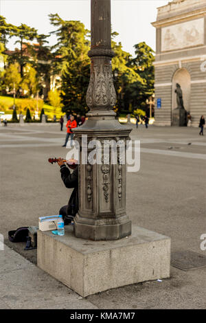 Un suonatore ambulante in armory square - madrid Foto Stock