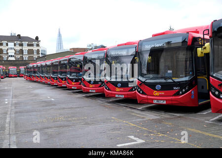 Waterloo bus garage di bus elettrici in carica immagine da Gavin Rodgers/ Pixel8000 Foto Stock