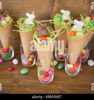 Piccoli nidi di Pasqua con la caramella in cialda coni Foto Stock