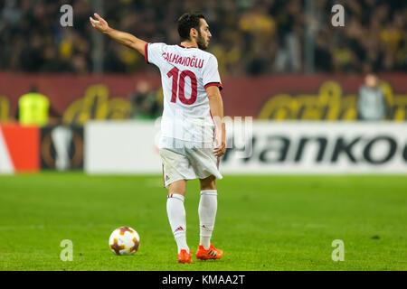 Atene, Grecia - 2 Novembre 2017: il giocatore di Milano Hakan Calhanoglu durante la UEFA Europa League tra AEK FC vs AC Milan a OAKA Spiros Louis Foto Stock