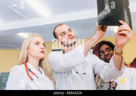 Multirazziale team di giovani medici guardando x-ray sanitario, medico e concetto di radiologia Foto Stock