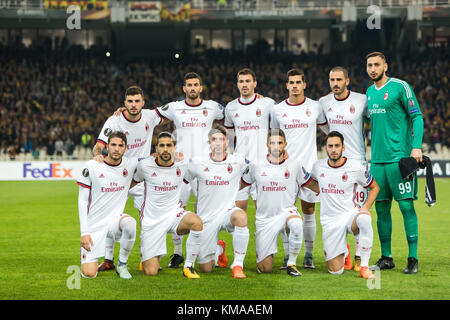 Atene, Grecia - 2 Novembre 2017: i giocatori di Milano posa per una foto all'inizio di UEFA Europa League tra AEK FC vs AC Milan a OAKA Foto Stock