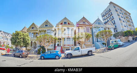 San Francisco, Stati Uniti d'America - 24 agosto 2015: obiettivo Fisheye foto del Painted Ladies case da Steiner Street su una bella giornata d'estate. Foto Stock