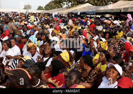 Migliaia di Gambians si sono riuniti per celebrare il Presidente Adama Barrow di un anno per l'anniversario al calcio Buffer-Zone park in Latrikunda, Gambia Foto Stock
