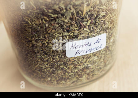 Chiusura del vasetto di vetro contenente herbes de Provence (miscela di erbe dries). L'etichetta è scritto in francese. Quindi herbes, non le erbe aromatiche Foto Stock