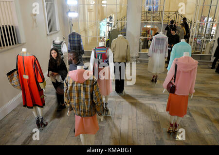 Burberry collezione in mostra a sessioni di vecchia casa exhibition 2017 in Clerkenwell Green London EC1 UK KATHY DEWITT Foto Stock