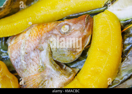 Close up di deliziosi piatti tipici alimenti amazzonica, pesce cucinato in una foglia di platano Foto Stock