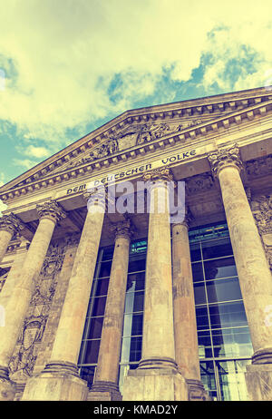 Ingresso del parlamento tedesco edificio (Deutscher Bundestag o il Reichstag di Berlino, Germania. Vista esterna. L'inchiostro di un effetto fotografico Foto Stock