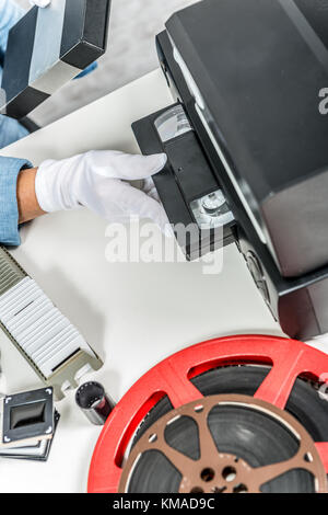 Un tecnico con cassetta VHS per la digitalizzazione Foto Stock