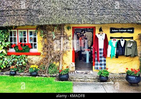 Cottage con il tetto di paglia shop nel pittoresco villaggio di Adare, County Limerick, Irlanda. Foto Stock
