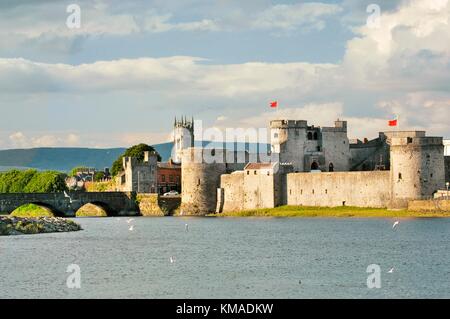 L antica città vichinga di Limerick domina il fiume Shannon, area ovest Irlanda. Il re Giovanni fondò il suo massiccio castello nel 1200 Foto Stock